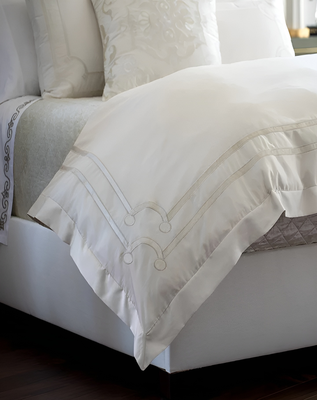 Dravmo Elegant Bed Set (Set of 4)