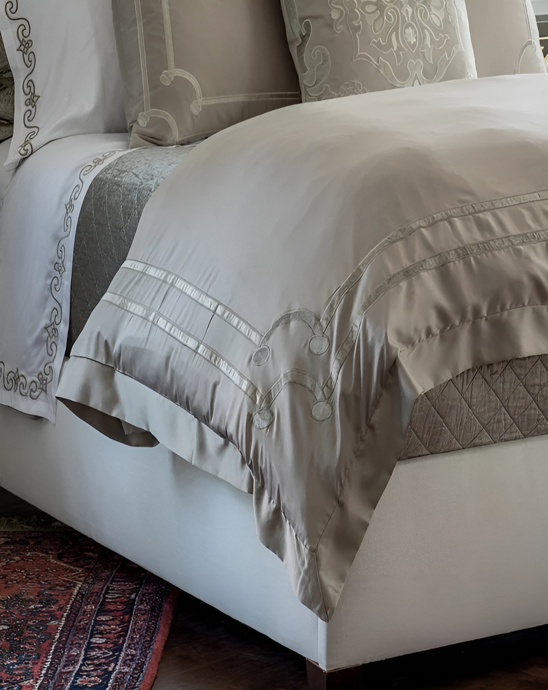 Dravmo Elegant Bed Set (Set of 4)