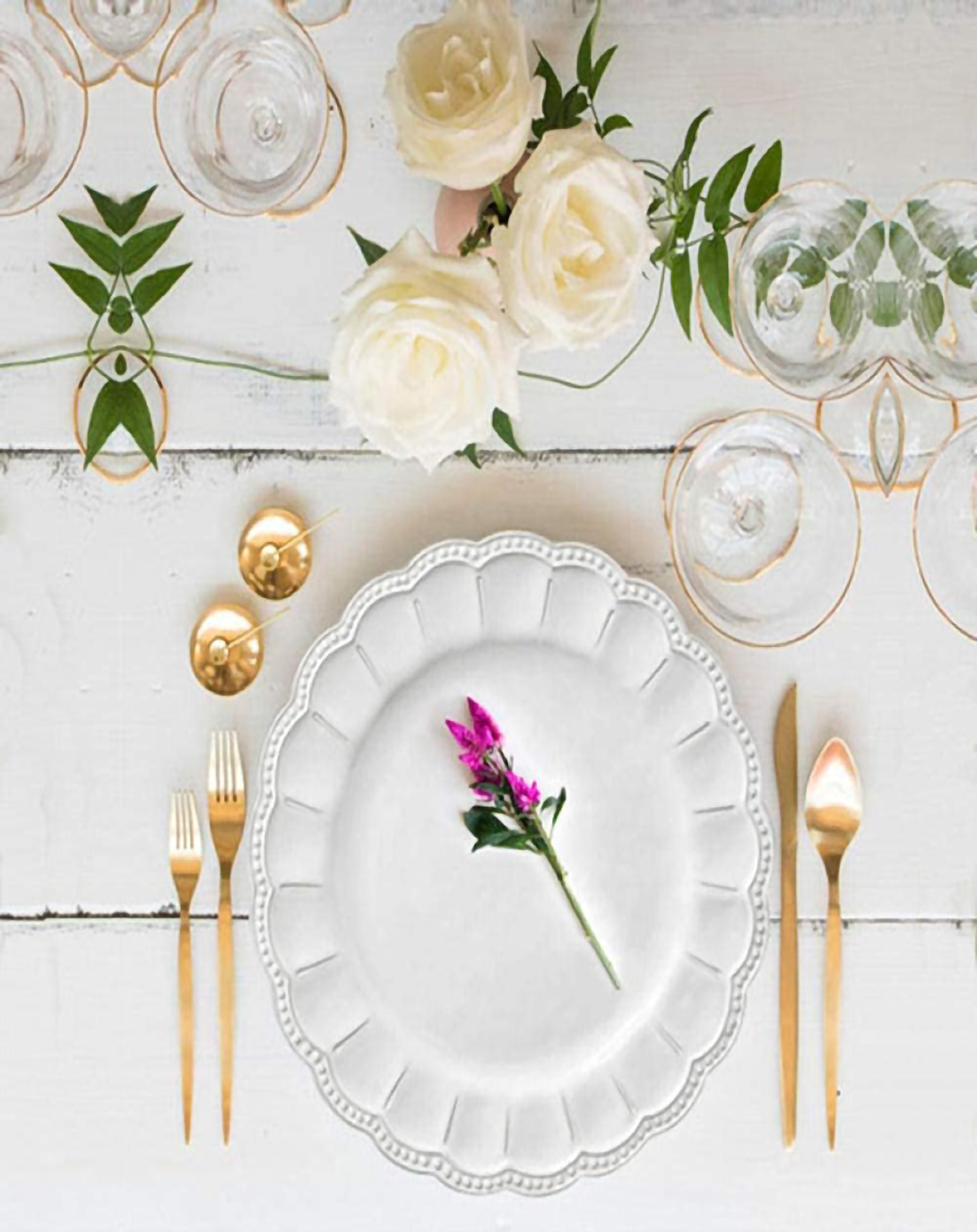 Juuli White Modern Plates Set