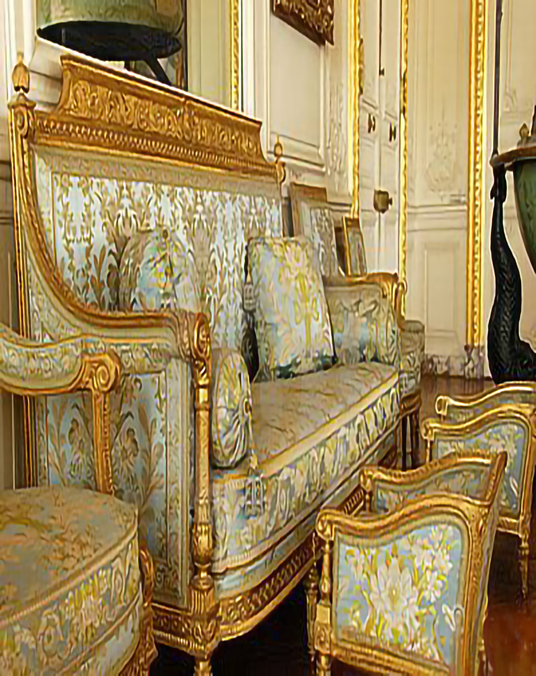 MANGOVE GOLDEN CLASSIC SOFA