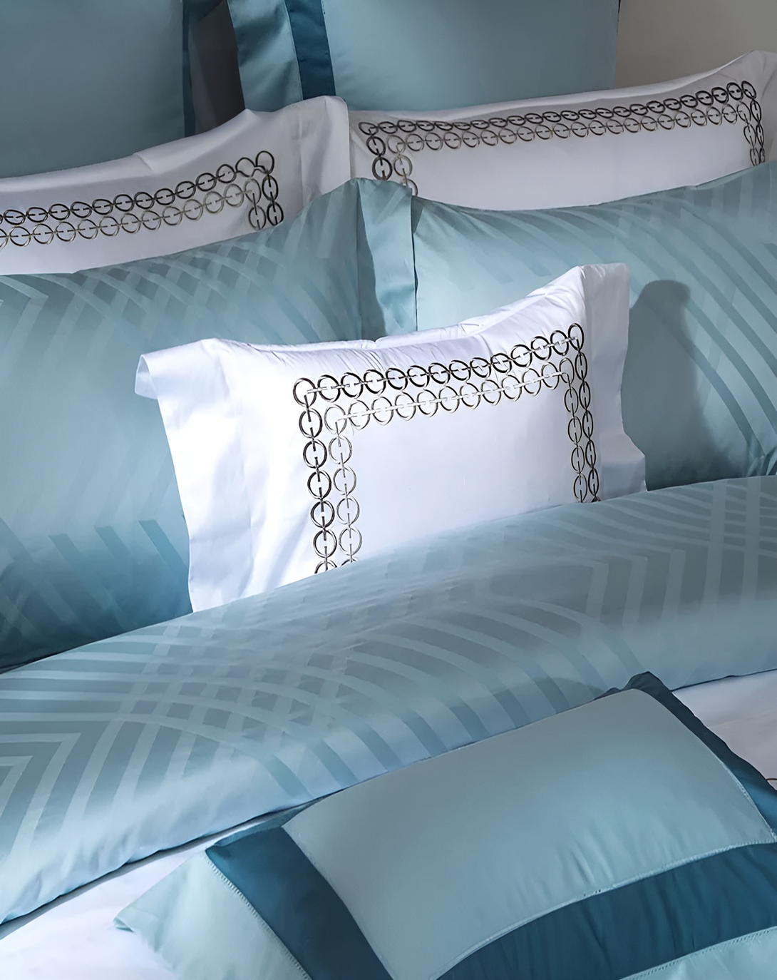 MINDI EXCLUSIVE BED (Set of 4)