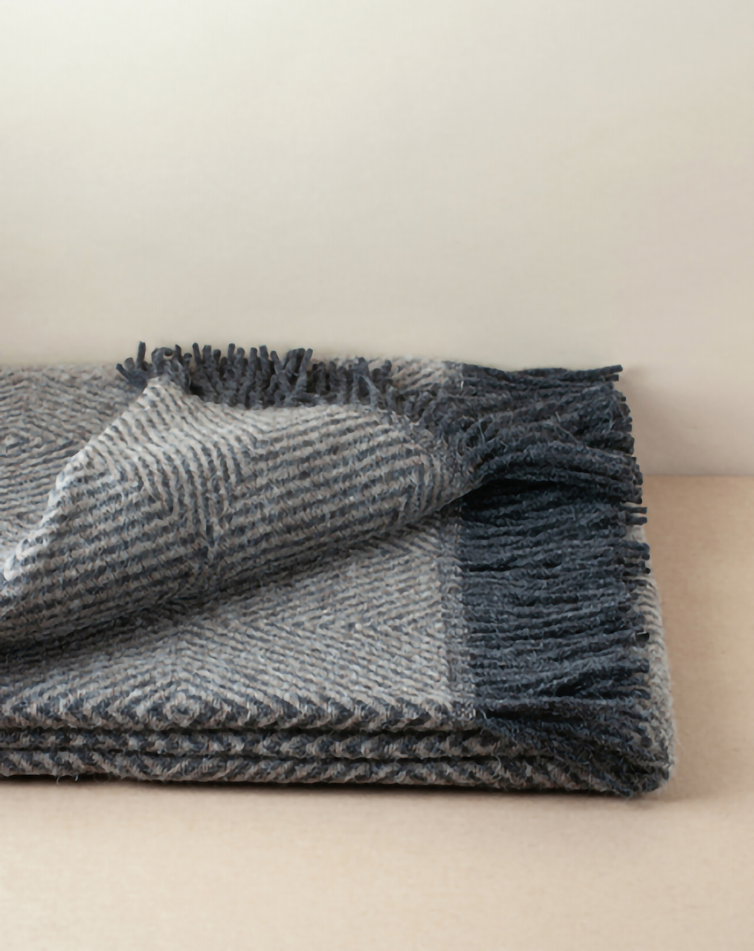 ROMILLY EXCLUSIVE GREY THROW & BLANKET