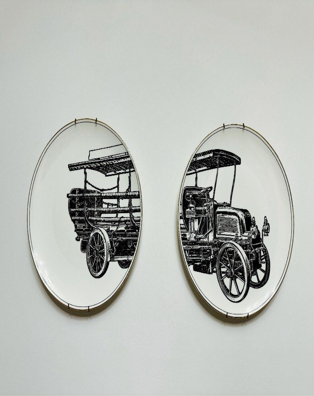 Simon Black and White Plates Set