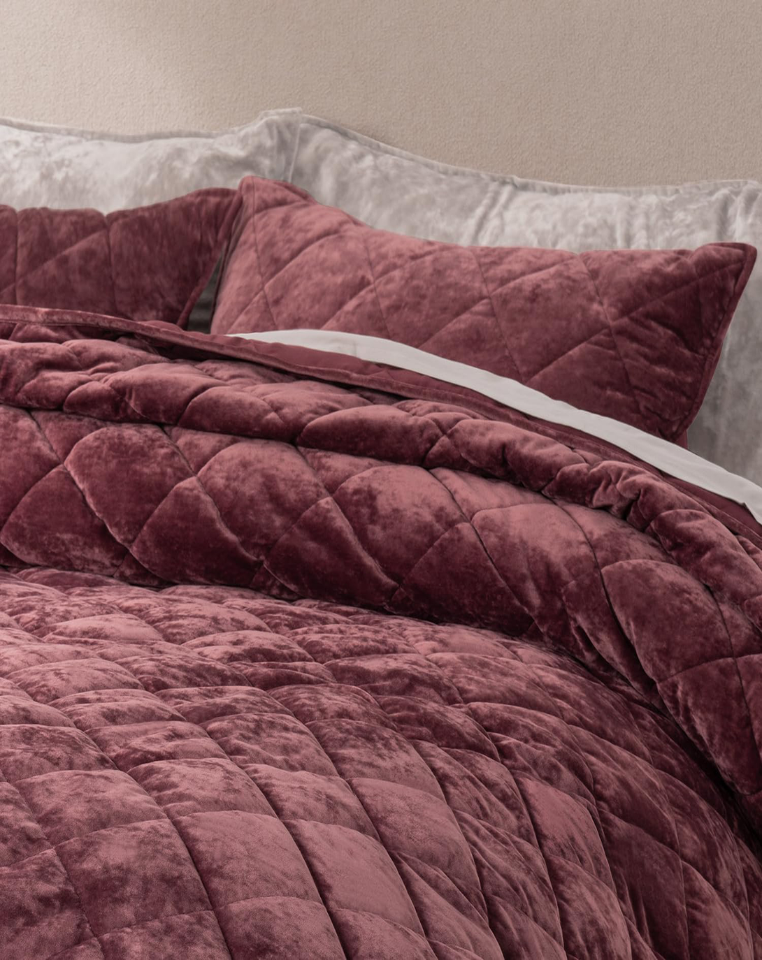 VRAVMO Bed (Set of 4) ANGIE HOMES