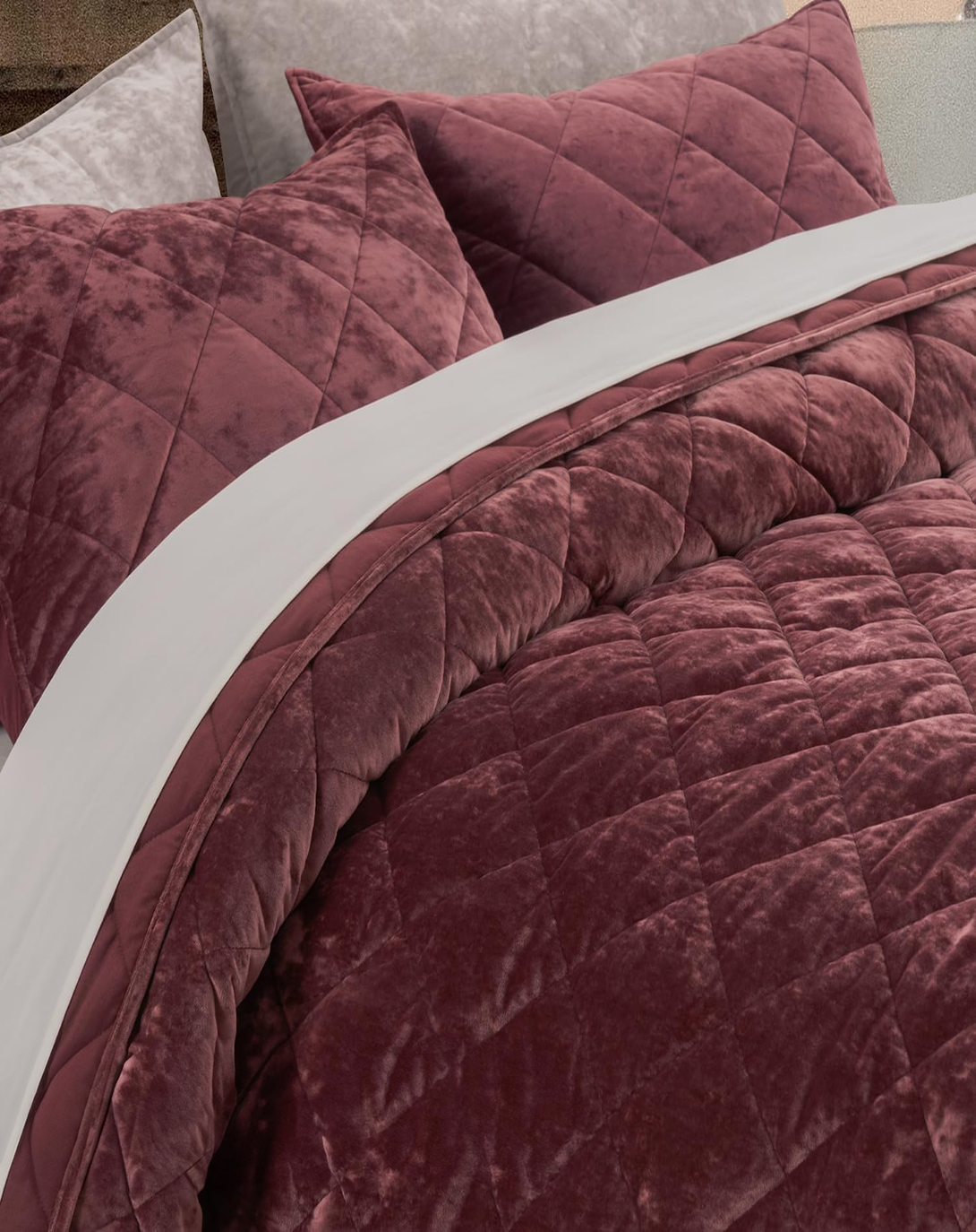 VRAVMO Bed (Set of 4) ANGIE HOMES