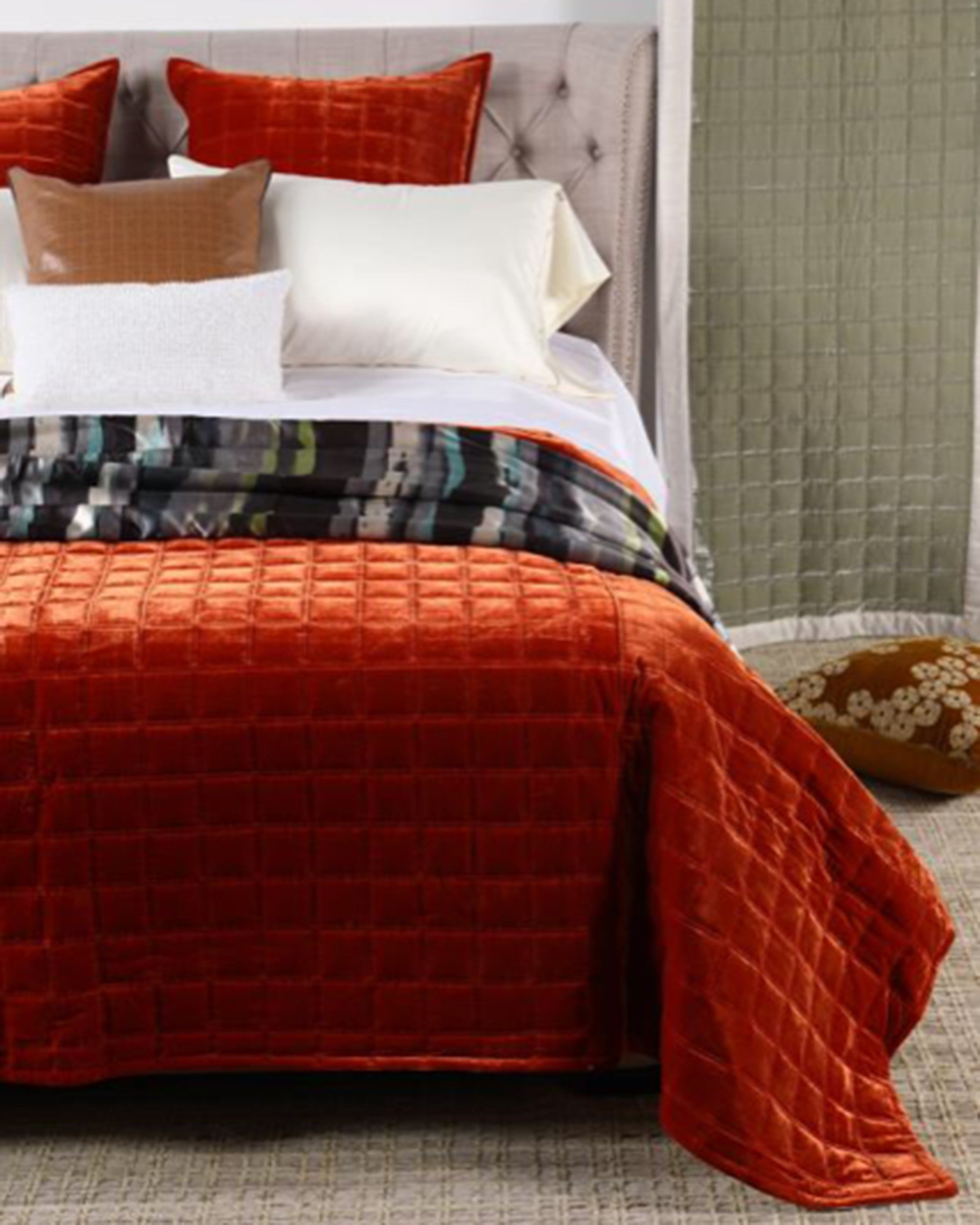 Luxury red bedsheet with pillow quilted bed sets