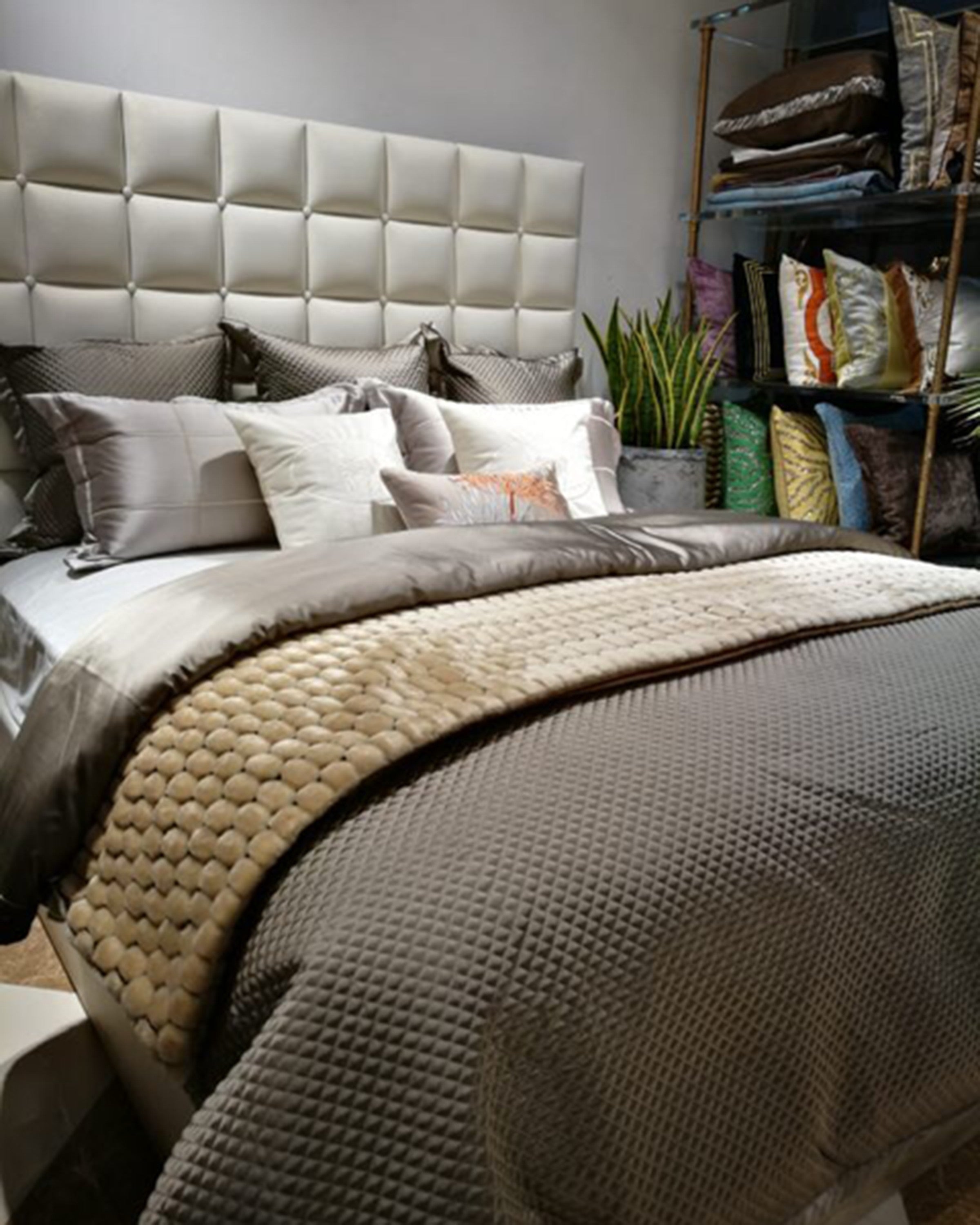 Luxury bed sets with pillows